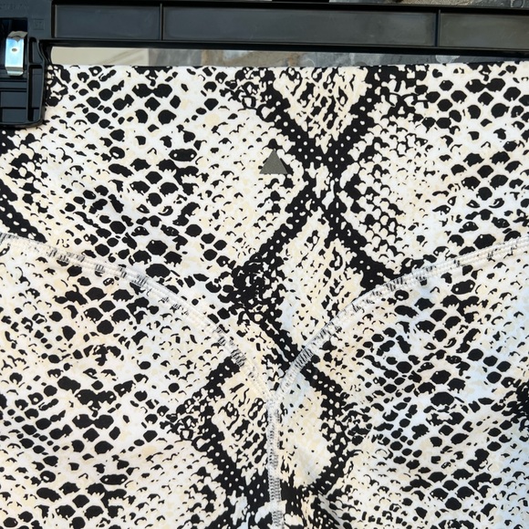 Balance Athletica the Rider Shorts - Python - Picture 10 of 12